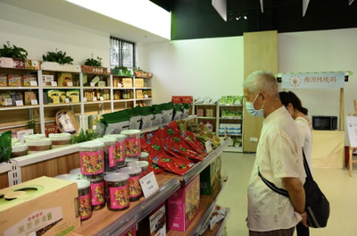 茜坑社区党员重温党史忆初心 直播带货助扶贫酒业